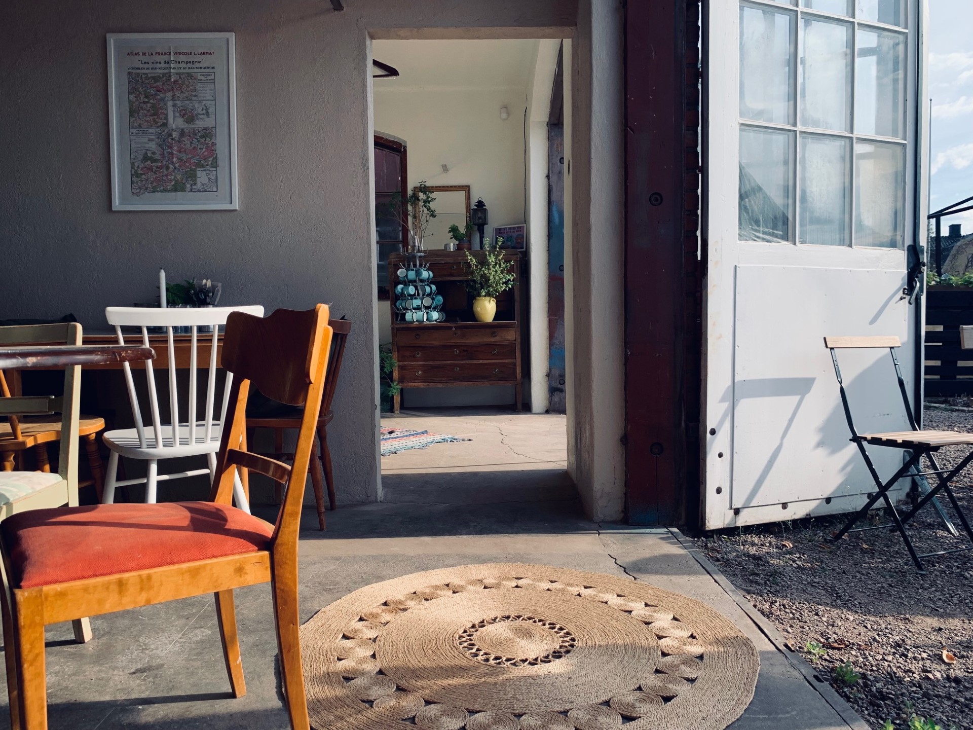 Sunlight in to a cozy environment. Garage pizza & vin.